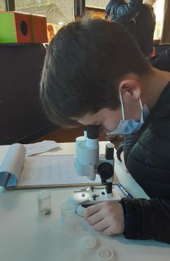 Le microscope est utilisé pour rechercher les polis, les stries, voire les résidus.