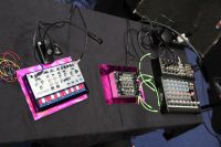 Synthés modulaires et semi-modulaire utilisés pendant le concert