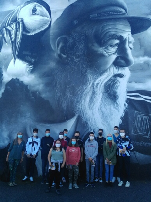 Le groupe des 301 au pied de la fresque murale le pêcheur.