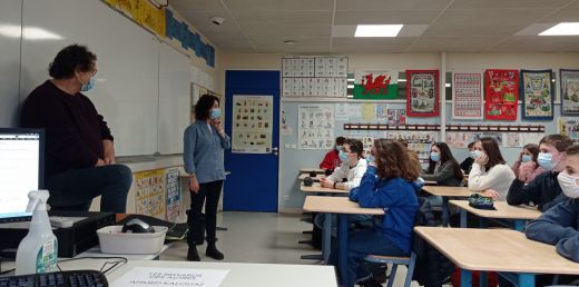 Mme Bourlès présente l‘écrivain algérien Ahmed Lalouaz à ses élèves de 403.