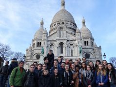 La montée à Montmartre valait bien une photo de groupe