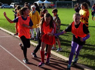 Joséphine et Cléo partent pour un relais de 800m.